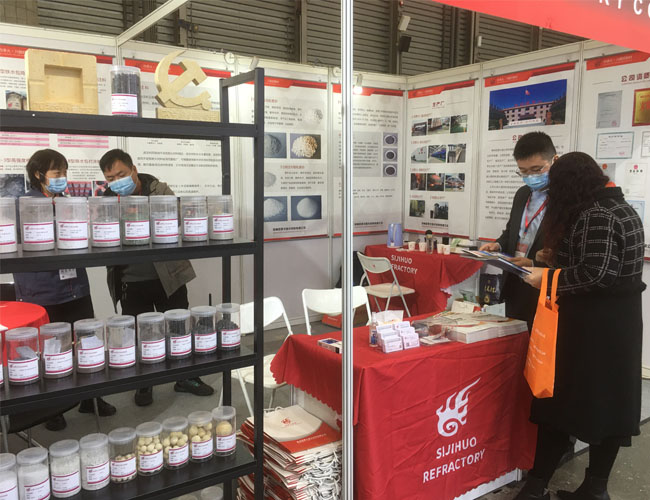 宋經(jīng)理給客戶講解鐵水包澆注料，鐵水包搗打料