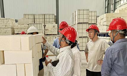 國(guó)外客戶參觀我廠耐火磚倉庫